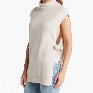 RDI Off White Sleeveless Turtle Neck Sweater Size M